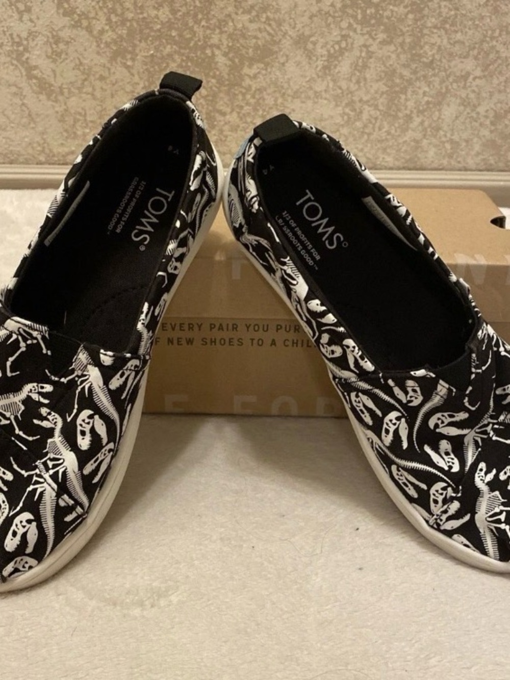 Toms Kids Black & White Glow In The Dark Dinosaur Flats . Women’s Size 6 - Picture 15 of 15